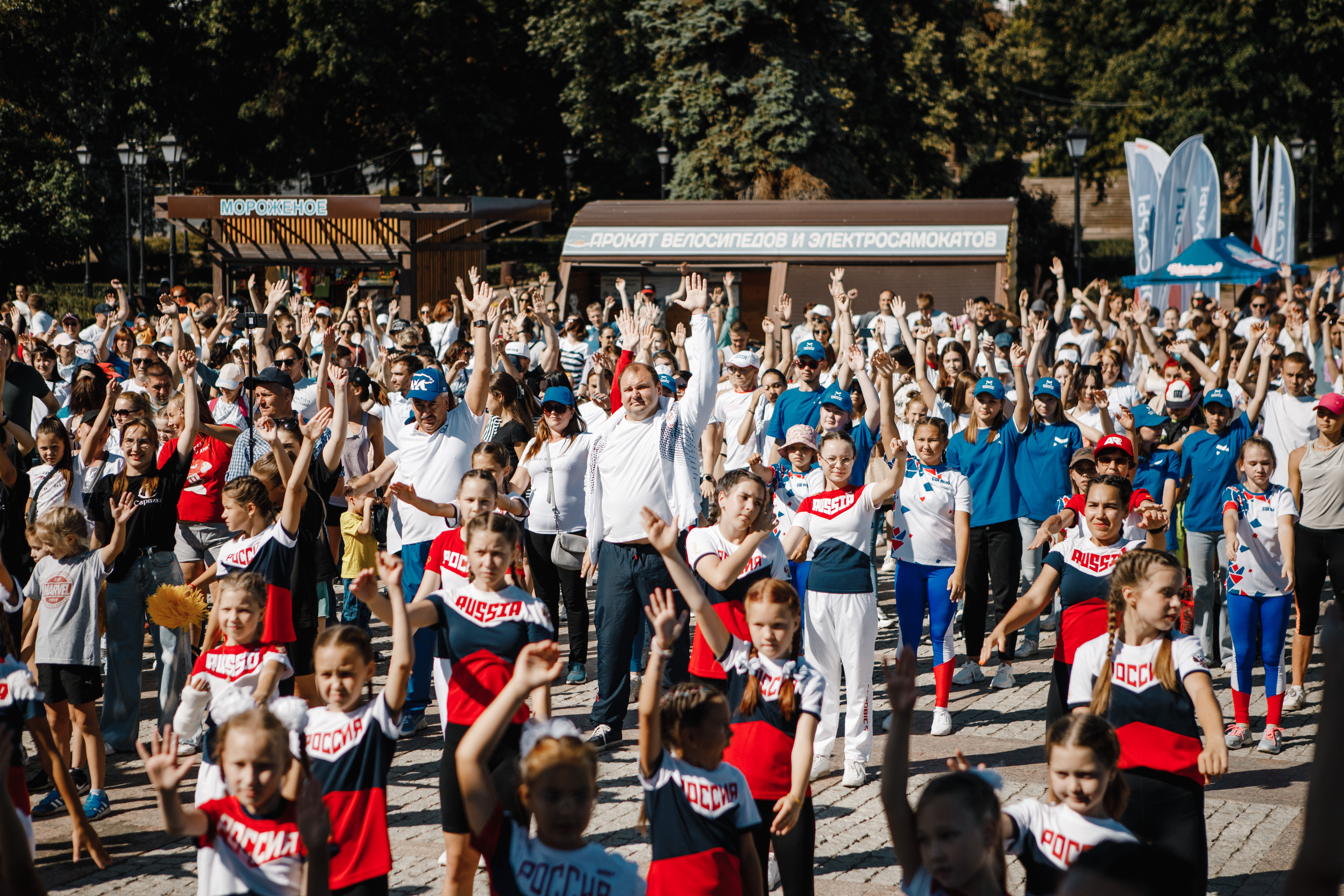 Новости города чебоксары новочебоксарск. День города Чебоксары 2022. День города Чебоксары в 2022 году. Массовый хоровод Чебоксары. Массовая зарядка.