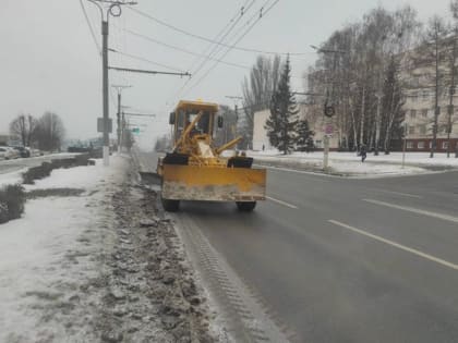 В столице Чувашии идет борьба с последствиями снегопада