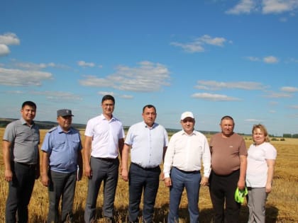 Вице-премьер Сергей Артамонов побывал на полях Моргаушского округа: «а там работа только так «кипела».