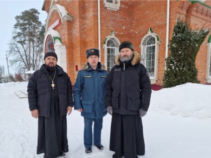 Благочинный VII округа Чебоксарской епархии протоиерей Сергий Моряков провел рейд по храмам благочиния по профилактике пожароопасных ситуаций