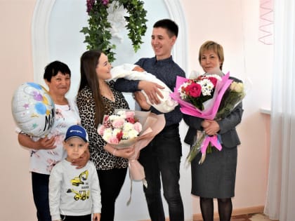 «Подарок новорожденному». В Чувашии вводится новая мера поддержки семей с детьми