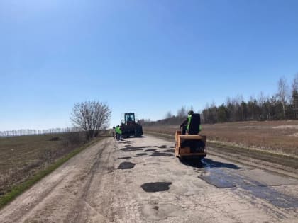 На  автодороге Шизазаны-Калинино-Оженары-М. Тугаево приступили к ямочному ремонту