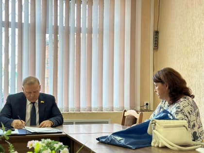 Депутаты проводят приемы граждан в избирательных округах
