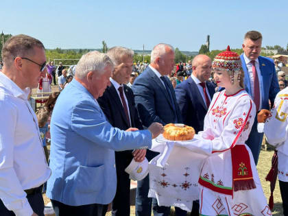 Сергей Семенов от имени Анатолия Аксакова поблагодарил хлеборобов за ударный труд и пожелал рекордного урожая