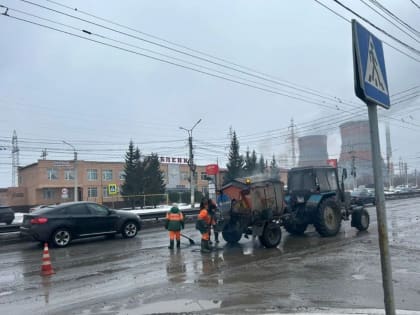 АО «Дорэкс» устраняет дефекты и выбоины на дорогах города Чебоксары