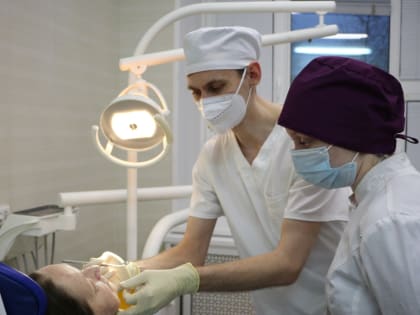 Стоматологи-практиканты берут пример с детских хирургов Новочебоксарской стоматполиклиники