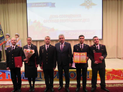 Леонид Черкесов вручил награды Госсовета Чувашии отличившимся сотрудникам МВД