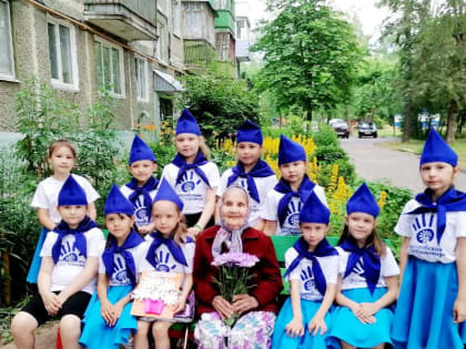Отряд «Тимуровцы» столичного детского сада поздравил со 100-летним юбилеем труженика тыла, участницу строительства оборонительного рубежа «Казанский обвод»