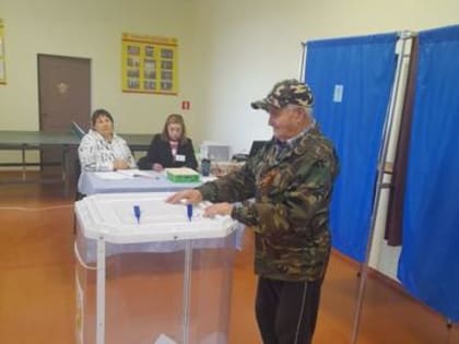 87-летний ветеран и общественный корреспондент газеты "Пурнӑҫ ҫулӗпе" из деревни Мартынкино подает пример молодым избирателям