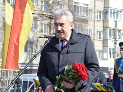 Депутаты возложили цветы к памятникам Юрия Гагарина и Андрияна Николаева