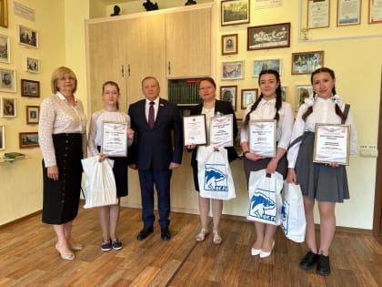 Виктор Горбунов поздравил с Днем русского языка и Пушкинским днем хранительниц школьного литературного музея