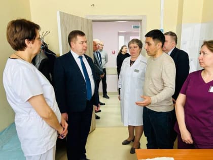 Вице-премьер Правительства республики Владимир Степанов ознакомился с ходом ремонта больницы в с. Порецкое