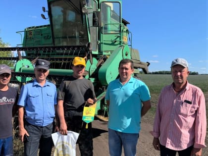 Шемуршинским комбайнерам еженедельно вручают памятные вымпелы за достижения в уборке урожая