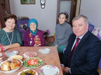 Депутат Государственного Совета Чувашской Республики Николай Малов и исполнительный секретарь Ядринского местного отделения партии «Единая Россия» Людмила Николаева поздравили учас