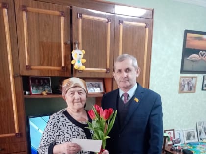 Депутаты Владимир Офаринов и Сергей Муравьев поздравили женщин с праздником