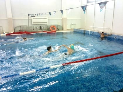 В бассейне ФСК «Присурье» прошел фестиваль смешанного комплексного плавания среди спортсменов