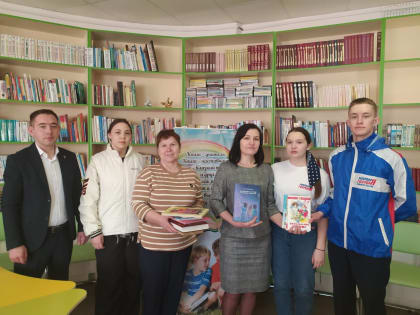 Активисты Комсомольского местного отделения передали книги в Центральную библиотеку муниципального округа