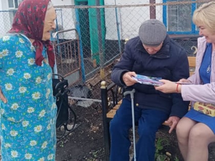 Сотрудники центральной библиотеки округа обслуживают читателей на дому