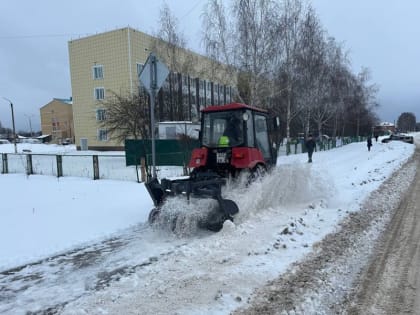 Продолжается очистка дорог от снега в Ядринском муниципальном округе.