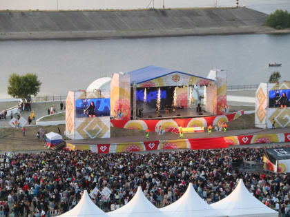 День Республики завершился дискотекой и праздничным фейерверком