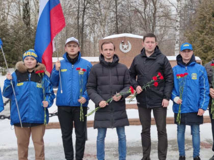 Возложение цветов к братской могиле