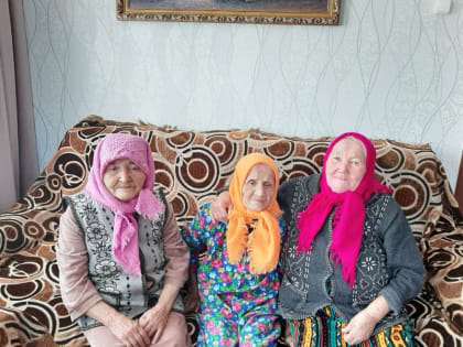 Получателя социальных услуг поздравили с 90-летним юбилеем