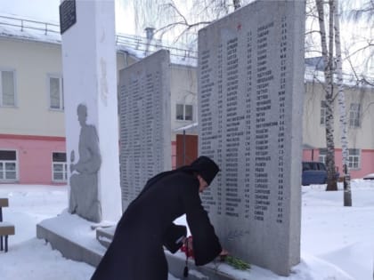 Возложение цветов к памятнику в День защитника Отечества