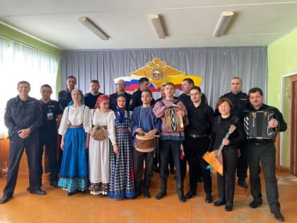 С наступающим Днем защитника Отечества сотрудников Отдела полиции №4 УМВД России по г. Чебоксары поздравили наши коллеги и студенты.