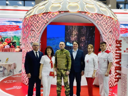 Герой России Евгений Борисов посетил экспозицию Минздрава Чувашии на ВДНХ