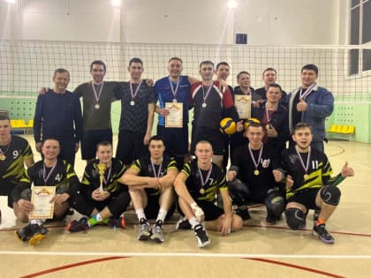 В КСЦ «Выла» прошел новогодний турнир Ядринского округа по волейболу, который собрал 10 команд из Ядринского и Моргаушского муниципальных округов.