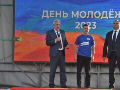 Леонид Черкесов поздравил с Днем молодежи представителей нового поколения