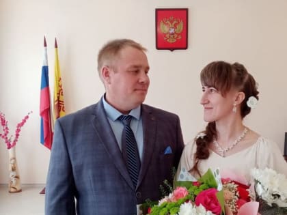 В отделе ЗАГС  прозвучал марш Мендельсона  для первой летней пары молодоженов