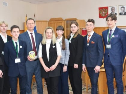 Активисты и представители школьной медиастудии «ВИЖН» школы №3 интервьюировали главу администрации города Шумерли Эдуарда Васильева