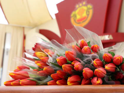 Олег Николаев поздравляет с Международным женским днем