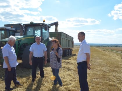 Владимир Петров ознакомился с ходом уборочных работ в хозяйствах округа