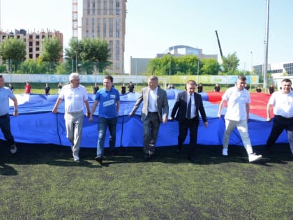 В Чебоксарах развернули самый большой в стране флаг России