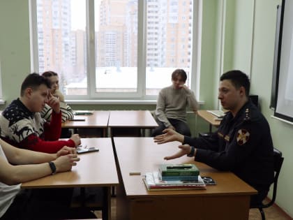 В Чебоксарах сотрудник Росгвардии провел «круглый стол» с будущими журналистами