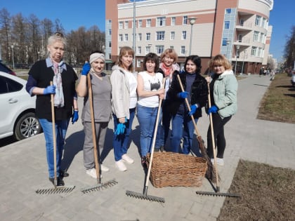 Коллектив Центральной городской больницы вышел на весенний субботник