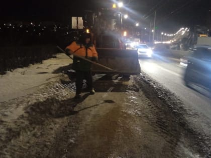 В Чебоксарах организована посыпка мест общего пользования противогололедными материалами
