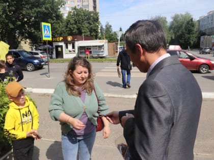 Жителям города Алатыря дарили ленточки, раскрашенные в цвета российского флага