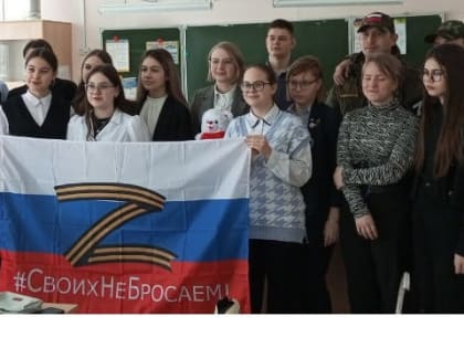 Приехавшие в отпуск бойцы навестили шумерлинских ребят, которые отправляли им письма