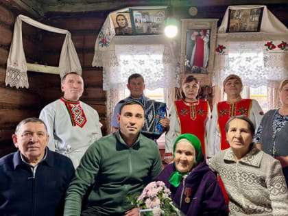 Сегодня свой 95-летний юбилей отмечает уроженка деревни Вотланы, труженик тыла Ксения Тарасовна Тарасова.