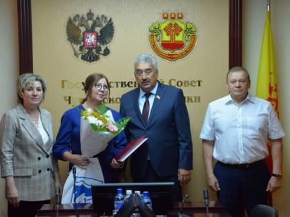 Леонид Черкесов вручил партийные билеты «Единой России»