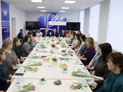 Депутаты «Единой России» поздравили жен военнослужащих СВО