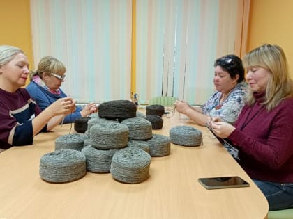 Чебоксарские серебряные волонтёры приступили к вязанию очередной партии носков для участников СВО