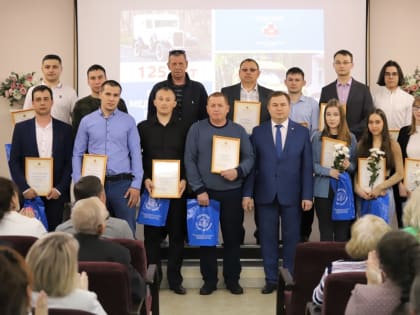 Владимир Степанов поздравил сотрудников и ветеранов службы скорой медицинской помощи Чувашии