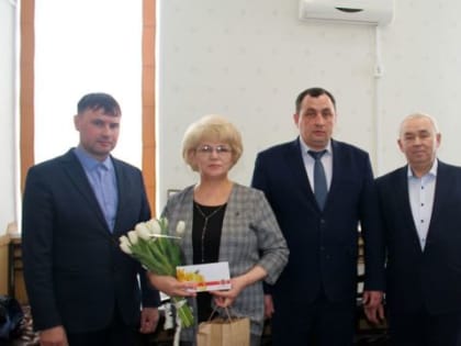 Глава муниципального округа Алексей Матросов поздравил от имени Главы Чувашии Олега Николаева и от себя лично мать защитника Родины Алину Куликову с Международным женским днем