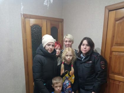 В период новогодних праздников специалисты комиссии по делам несовершеннолетних посещают подучетные семьи