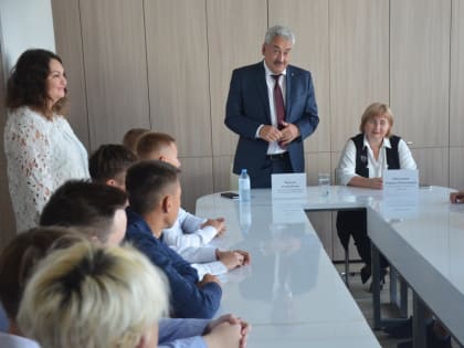 Леонид Черкесов провел урок «Разговоры о важном» для учащихся столичной школы № 28