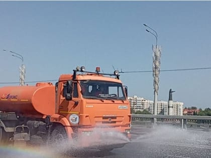 На улицы города Чебоксары вышла поливомоечная техника